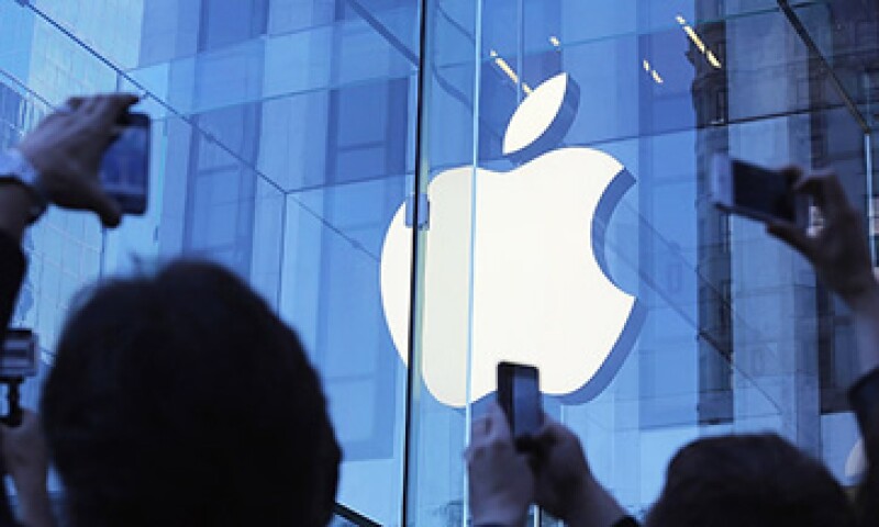 Apple pide dinero prestado a un costo de interés anual del 3% y lo utiliza para recomprar acciones. (Foto: Tomada de CNNMoney.com)