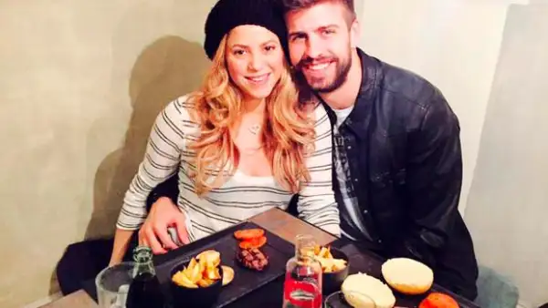 La pareja decidió festejar San Valentín por adelantado con una salida nocturna por las calles de Barcelona.