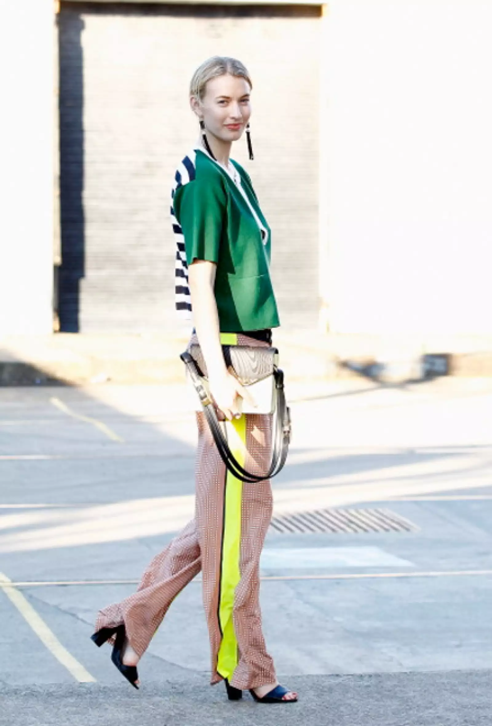 Perder el miedo a mezclar colores y líneas en distintos patrones puede crear un atuendo que funcione a pesar de tratarse de una combinación complicada