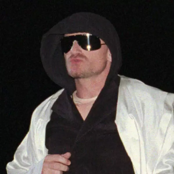 Ya sea de día, de noche, en un concierto o de paseo por las calles, Bono siempre lleva puestos sus lentes. Aquí durante su tour PopMart en 1997.
