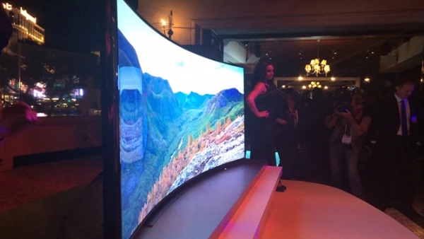 Samsung presentó de un televisor de 85" que permite que la pantalla se curve y después regrese a su forma original.