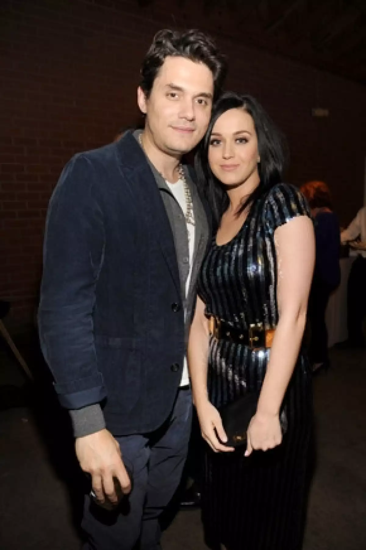 De acuerdo con el sitio People, la cantante fue captada usando un anillo en el dedo anular de la mano izquierda, lo que levantó sospechas. Pero allegados a ambos, negaron la información.