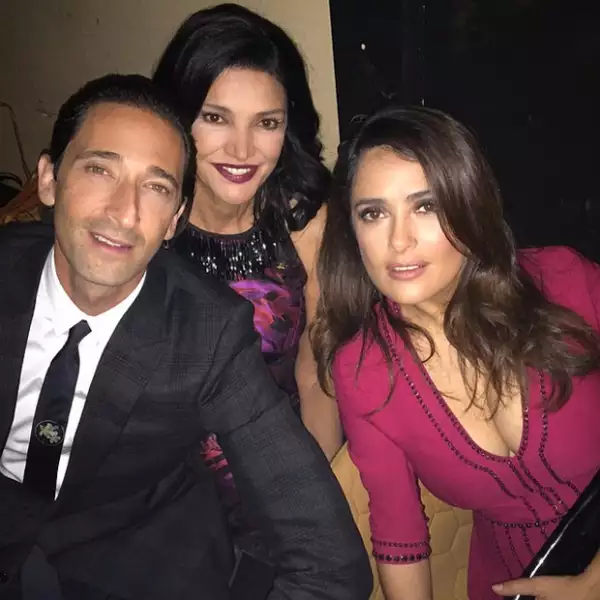 Con las coestrellas de la película durante una fiesta privada, en donde hubo muchas risas y selfies.