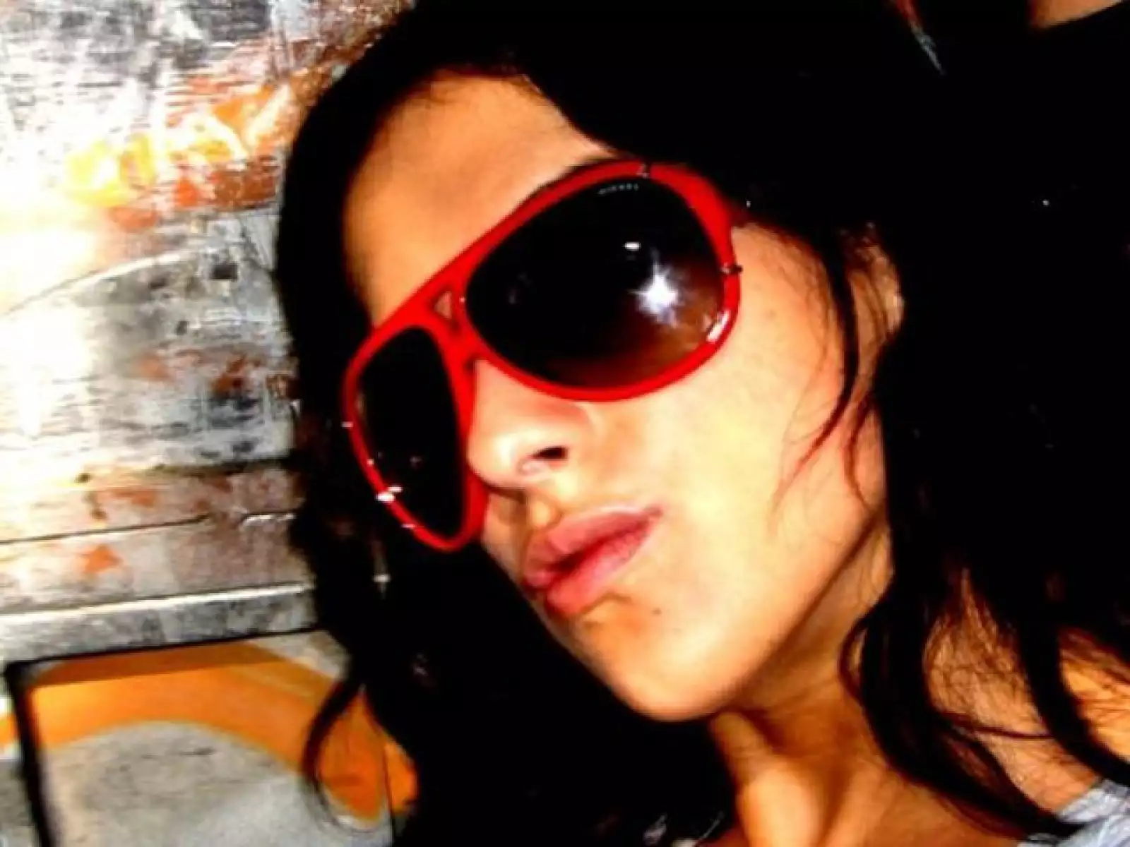 No sólo es guapa y talentosa, sino que además es trabajadora, por lo que se desempeña en una despacho de abogados.