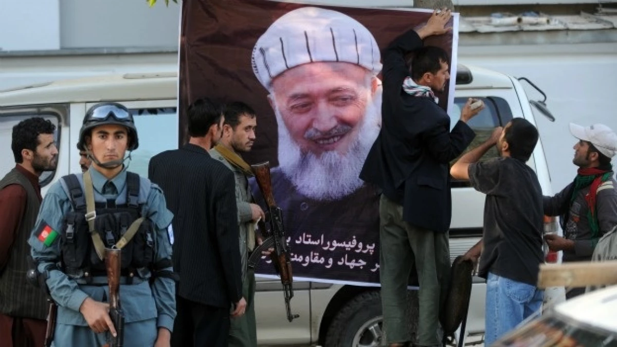 afganos colocan un poster con la imagen de Berhanuddin Rabbani
