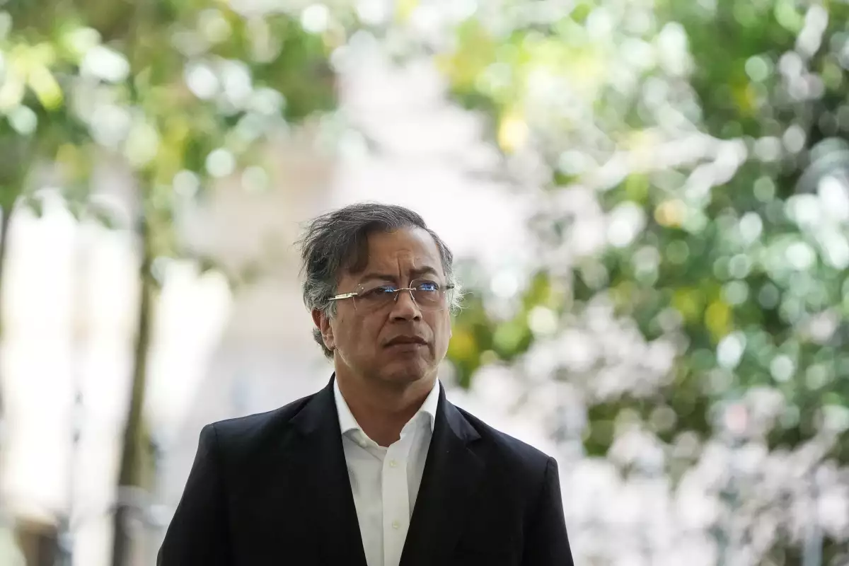 El presidente de Colombia, Gustavo Petro, mira, el día de la Quinta Cumbre Presidencial de la Organización del Tratado de Cooperación Amazónica (ACTO), donde los estados miembros se reúnen para abordar los desafíos ambientales, sociales y climáticos en el bioma amazónico, en Bogotá, Colombia, el 22 de agosto de 2025.