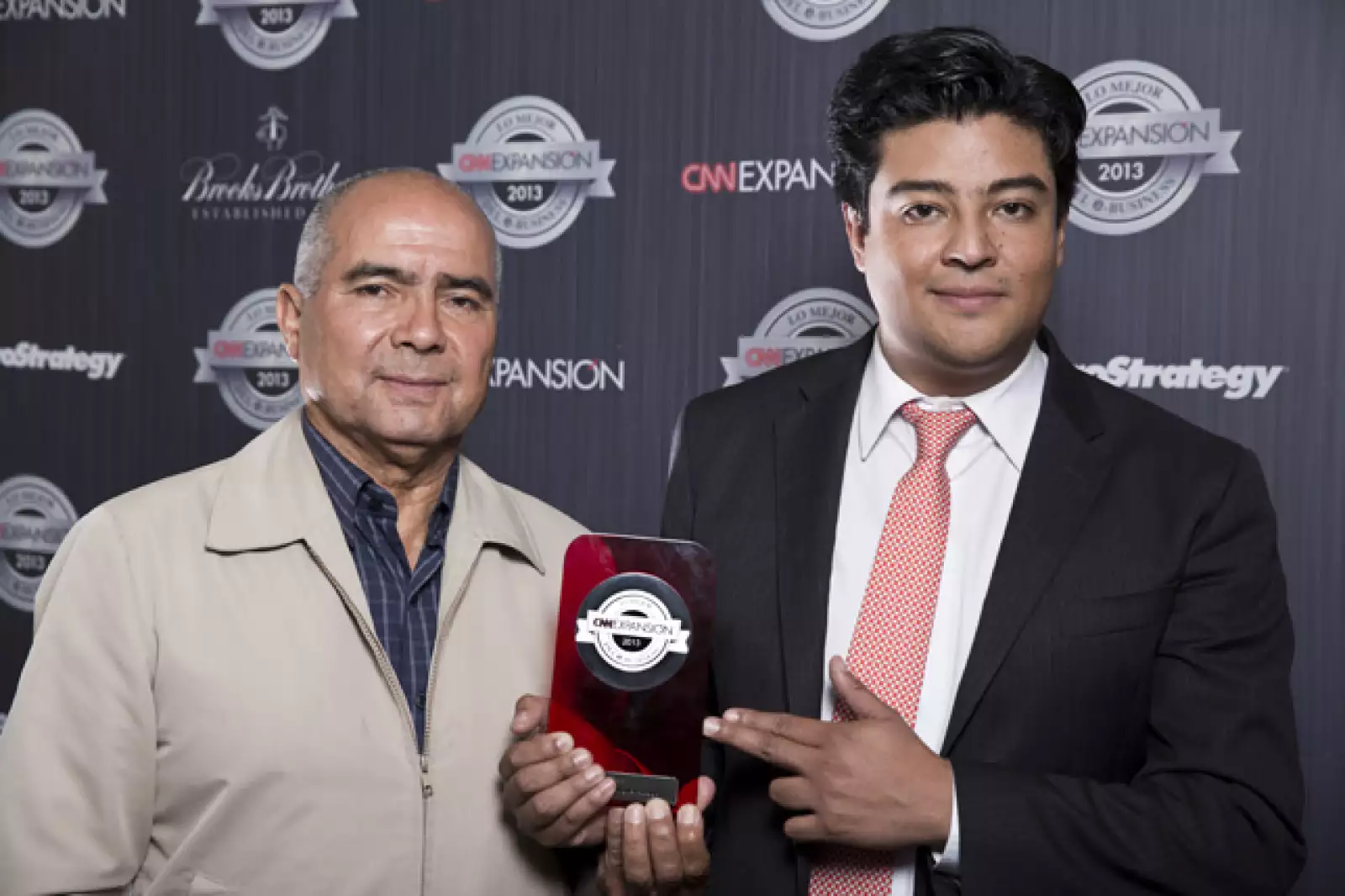 La aplicación de la delegación Miguel Hidalgo de la Ciudad de México atiende solicitudes y quejas ciudadanas. El premio fue entregado a Gonzalo Rojas, director general de Servicios Urbanos, y Rodrigo Benedith, director de Modernización Delegacional.