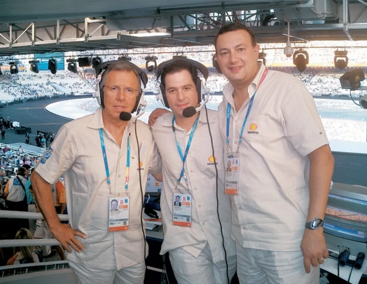 El periodista deportivo a lado de su compañero de Televisa Deportes Javier Alarcón (centro), y el periodista Joaquín López Dóriga (izq).