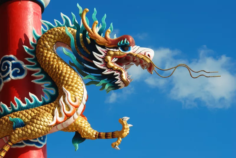 Figura china de dragón tallado en madera.