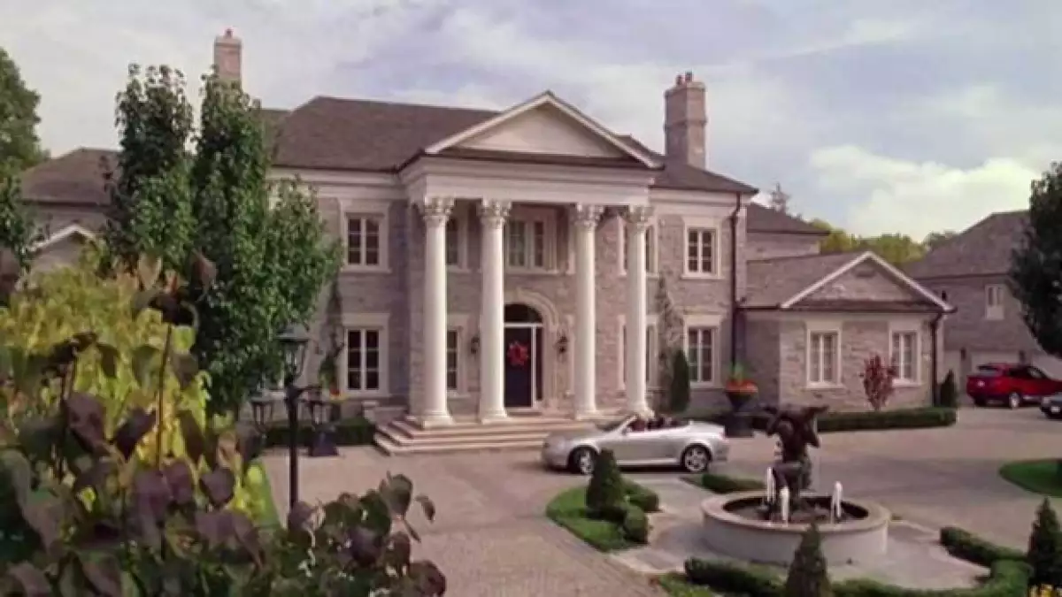 Si alguna vez deseaste vivir en la casa de Regina George, ahora tu sueño podría volverse realidad.