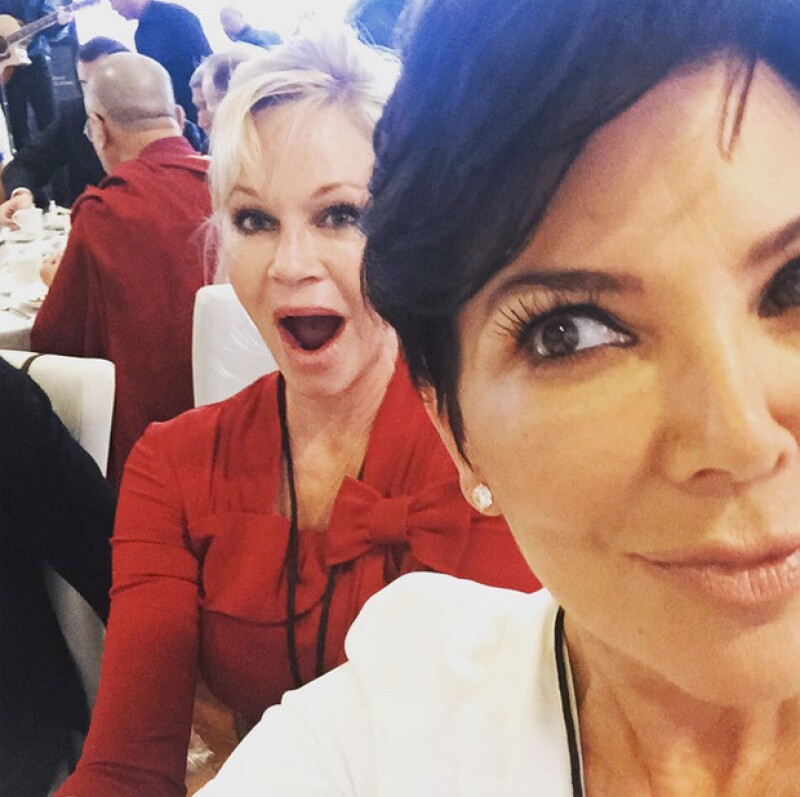 La ex pareja de Caitlyn Jenner y su amiga Melanie Griffith asistieron como invitadas al cumpleaños número 80 del líder budista en California.