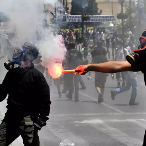 manifestantes con mascaras de gas