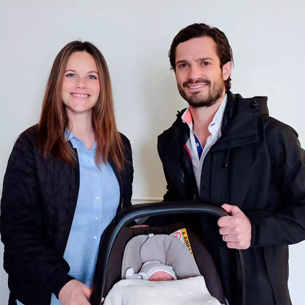 La casa real de Suecia ha revelado la primera foto del bebé de Carlos Felipe y Sofía que nació ayer, en ella se distingue la carita del recién nacido y se ve a la estrenada mamá muy feliz.