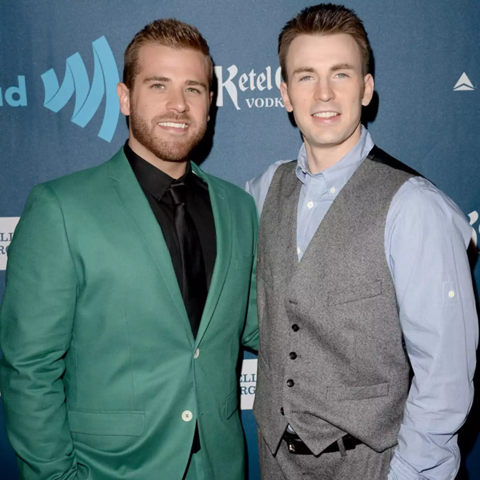 Scott es el hermano de Chris Evans, el cual salió del closet con la estrella de Captain America cuando tenía 18 años. Scott, además de guapo, también es actor de series como Fringe y telenovelas como One Life To Live.