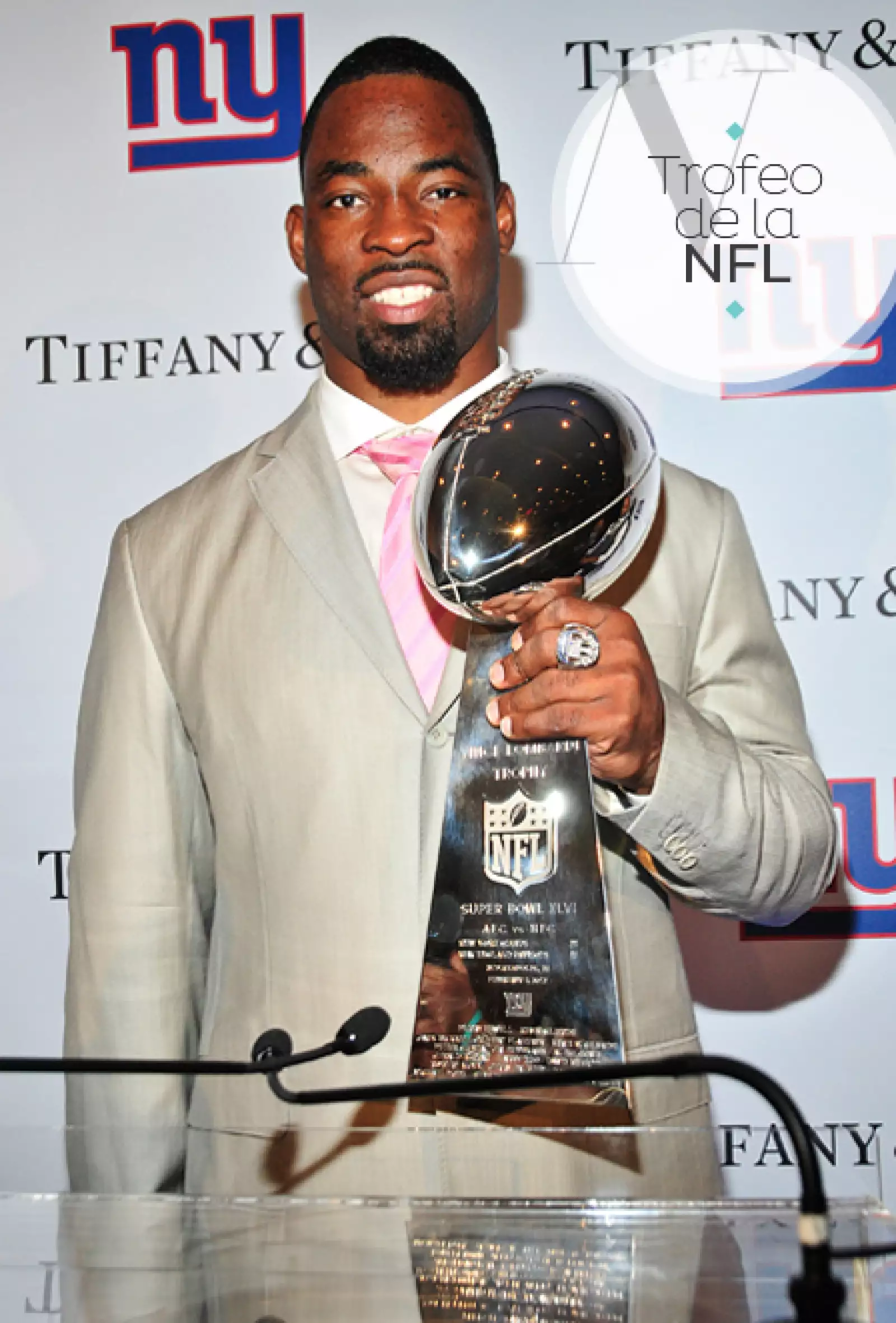 En 1967 la Liga Nacional de Fútbol Americano (NFL) encargó a Tiffany el diseño del primer trofeo del Super Bowl. A partir de entonces, Tiffany ha creado este ícono del mundo deportivo estadounidense para todas las ediciones subsecuentes del Súper Tazón.