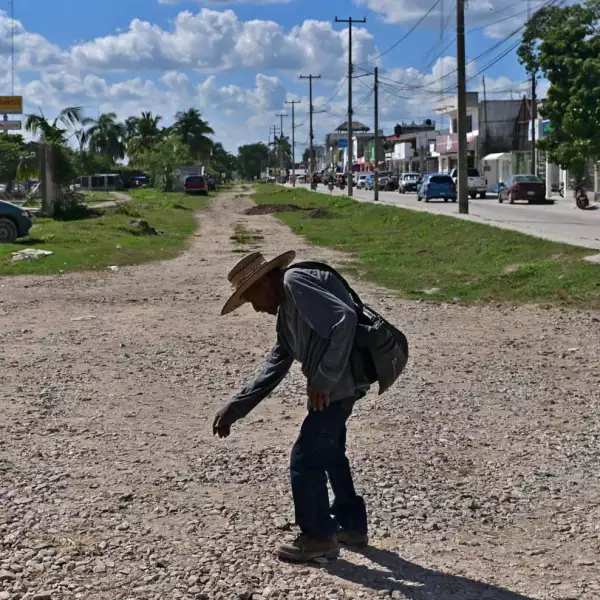 Un hombre camina por la zona en la que se encontraban las vías del viejo ferrocarril en Candelaria, Campeche. 