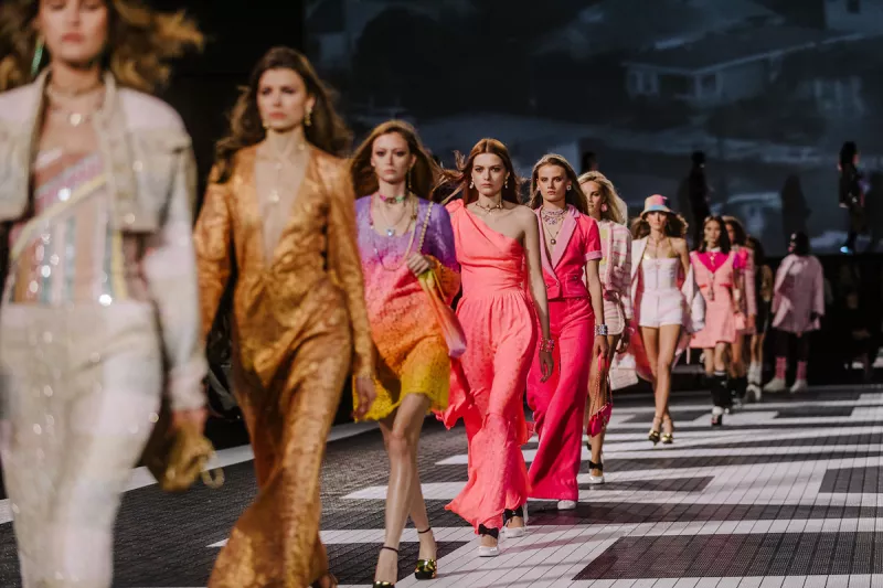 modelos desfilando al terminar el desfile Crucero 2023-2024 de Chanel en Los Ángeles.