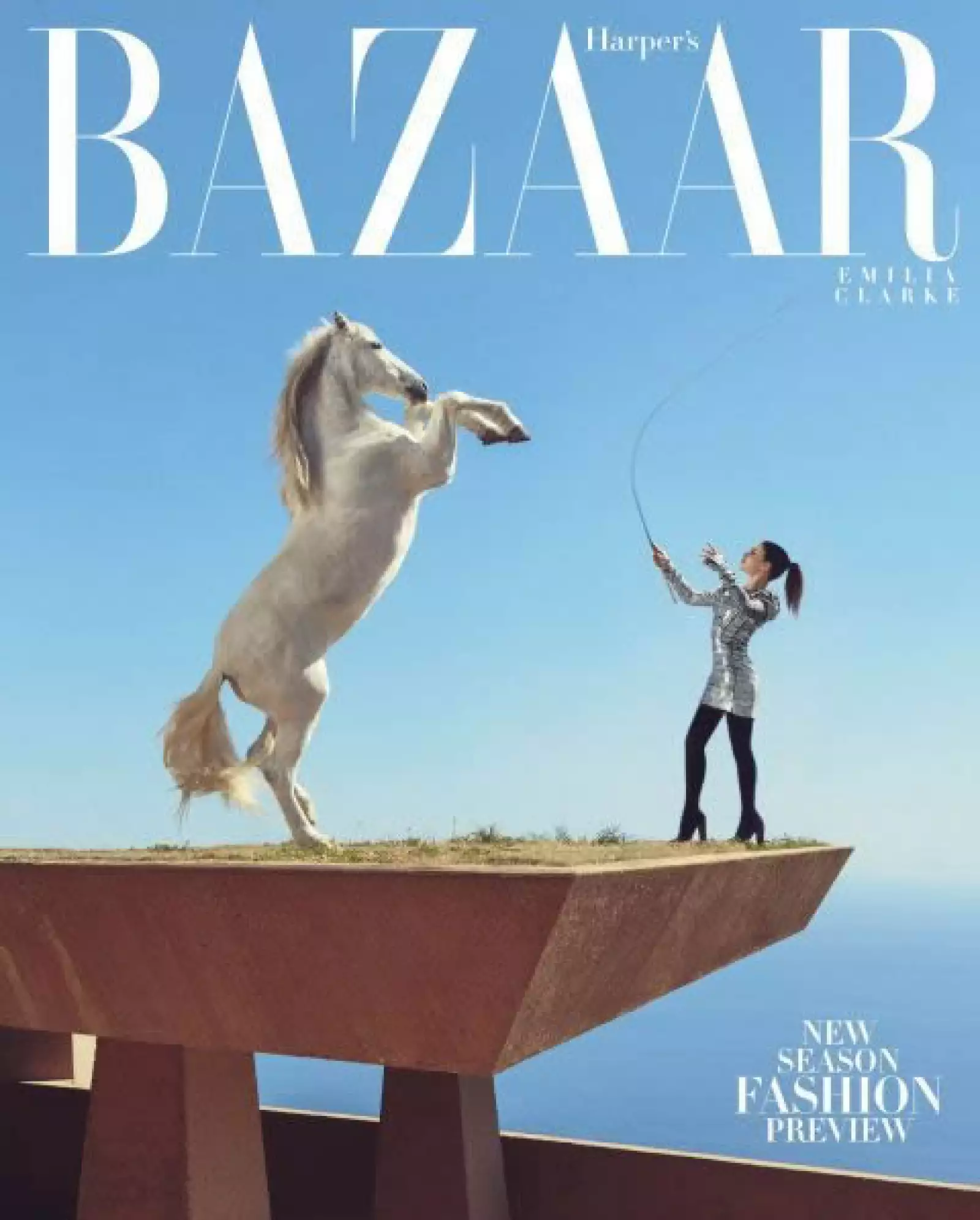 Emilia Clarke saca esta increíble portada fotografiada por Norman Jean Roy para la revista Harpers Bazaar EUA.