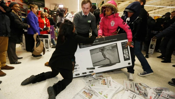 La policía recibió durante la madrugada varias llamadas de emergencia debido a que se registraron peleas en las tiendas. BBC reportó que en la cadena Tesco la policía arrestó a dos personas.