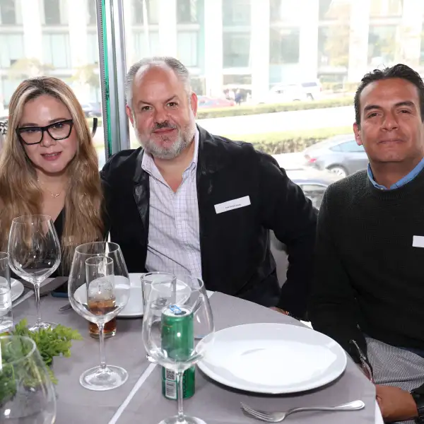 Liliana y José Ramón Aladro con Javier Valencia