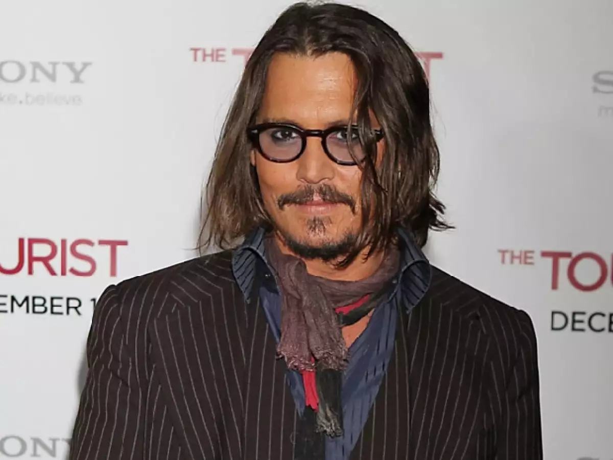Johnny Depp asistió sin su esposa a la premier de `El Turista´.