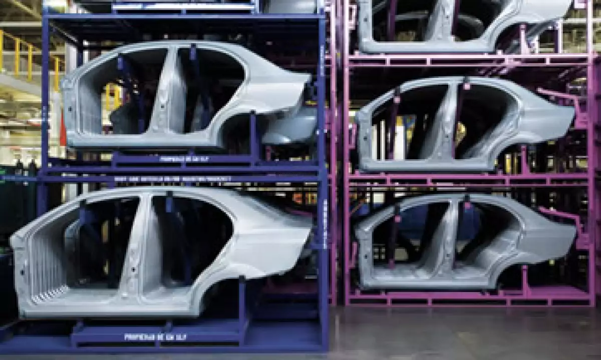 Uno por uno. En los últimos años México se convirtió en el gran maquilador de automóviles de América Latina, pero el verdadero valor agregado está en el diseño y la ingeniería de los vehículos. (Foto: Carlos Aranda / Mondaphoto)