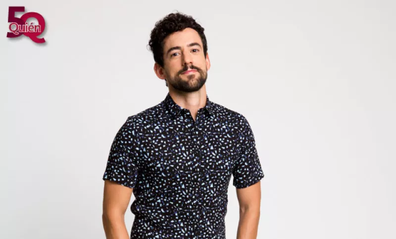 El protagonista de Club de Cuervos contesta nuestras preguntas curiosas, desde el último adorno que compró para su casa hasta la película que más miedo le ha dado.