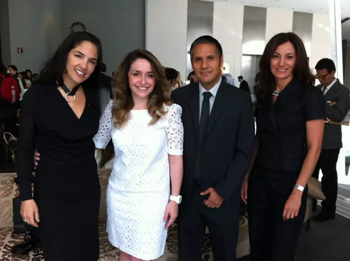 Aquí Daniela Alatorre con la Directora Editorial, Bárbara Anderson, y el Editor Adjunto de Quién, Alejandro Ángeles.