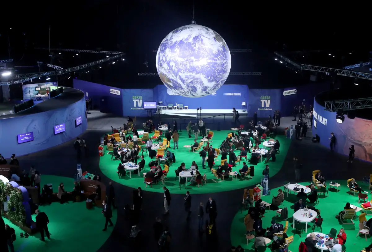 Los delegados se sientan durante la COP26 en Glasgow, Escocia, Reino Unido. 