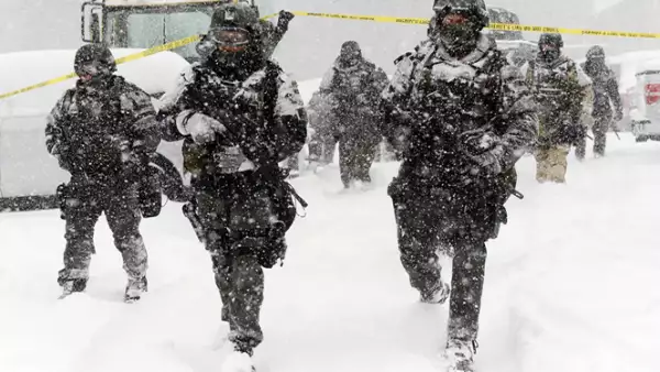 Se prevé que la tormenta afecte este viernes y sábado el noreste de Estados Unidos. Un equipo SWAT camina en la nieve.