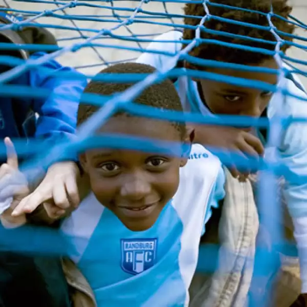 Ninos aficionados al futbol