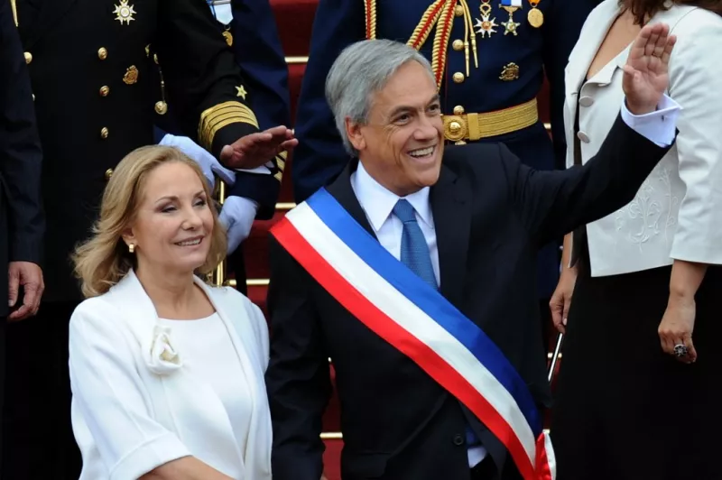 El presidente chileno Sebastian Piñera (R), acompañado por su esposa Cecilia Morel, saluda durante su ceremonia de toma de posesión en el Congreso en Valparaíso el 11 de marzo de 2010.