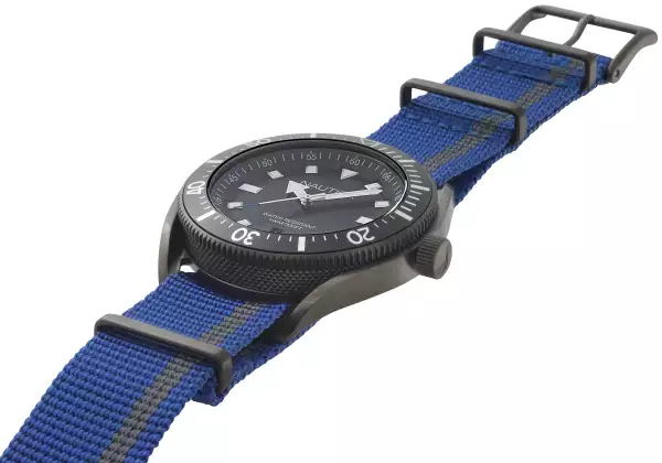 PRF SP17, un reloj casual con caja de acero de 45 mm y correa de nylon NATO