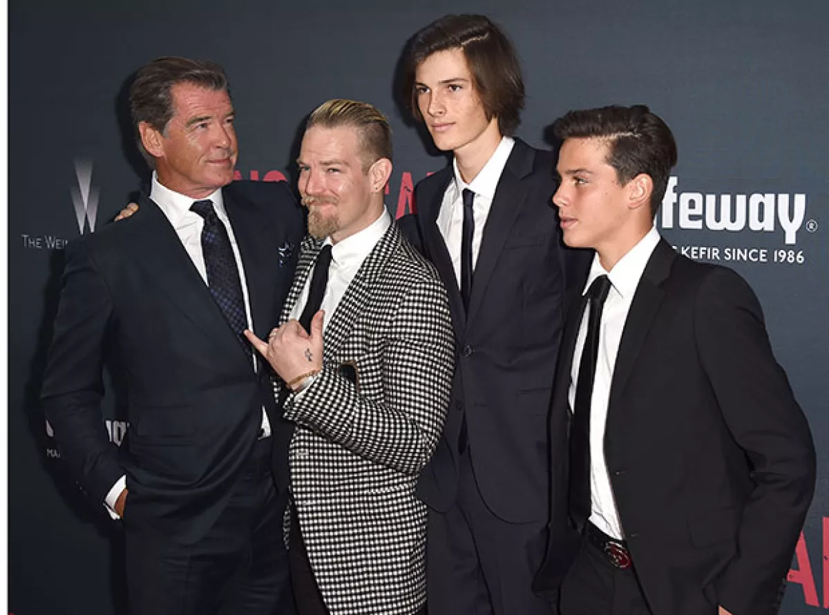 Los tres robaron el spotlight al actor.