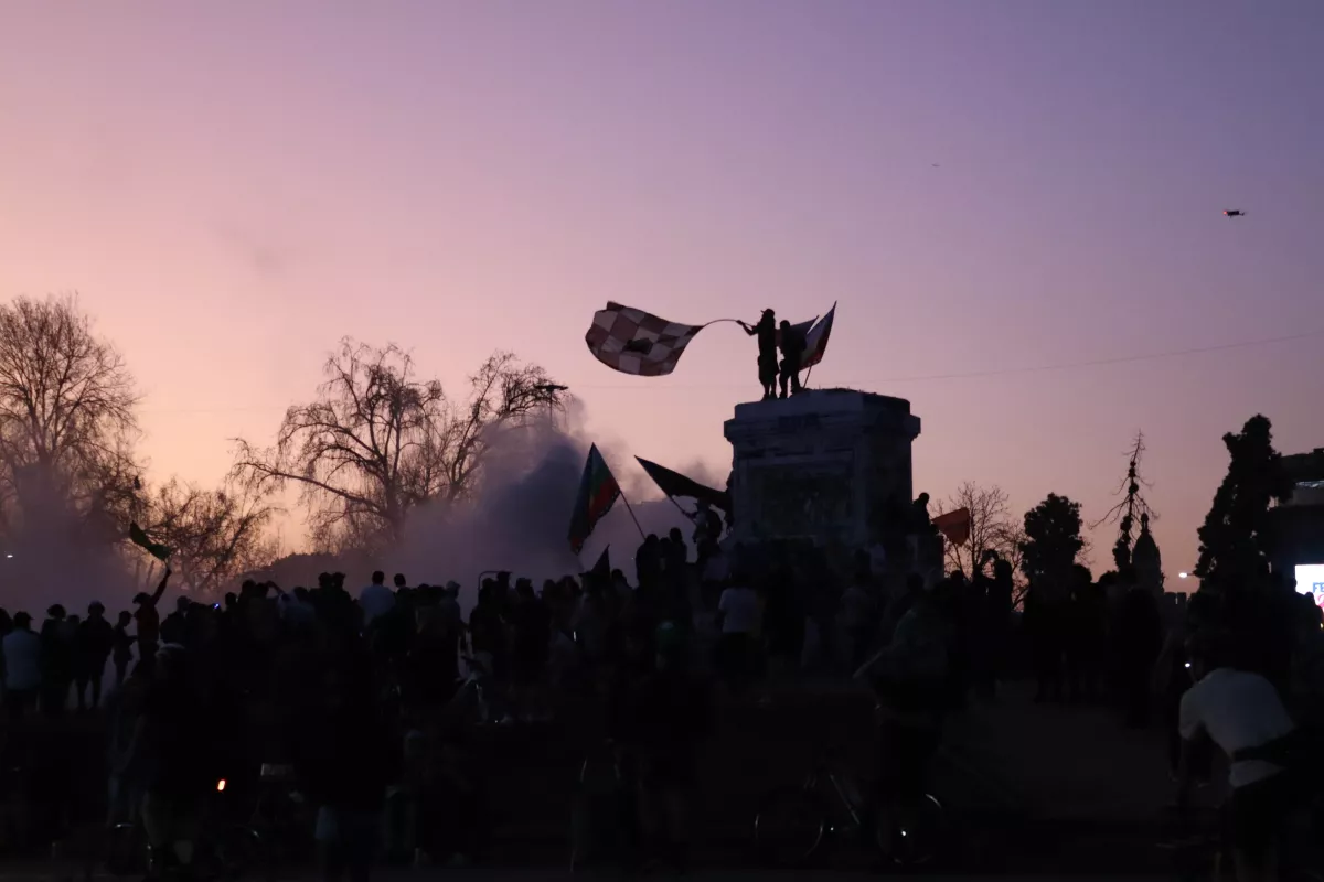 Partidarios del Apruebo se reúnen en la Plaza Dignidad en el centro de Santiago. 