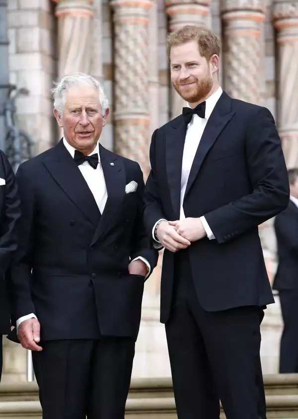 El rey Carlos III y el príncipe Harry siguen distanciados