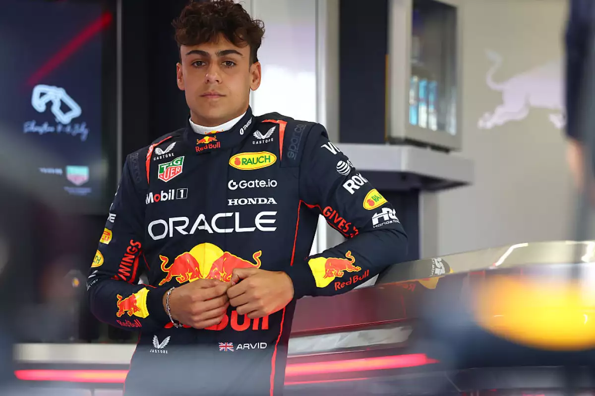 Él es Arvid Lindblad, el joven piloto que suplirá a Verstappen en la FP1 del GP de México 2025