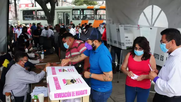 En una casilla de Iztapalapa se notó gran afluencia de personas para participar en la Revocación de Mandato.