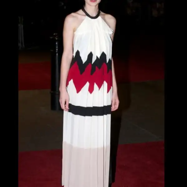 Carey Mulligan usó un elegante vestido blanco.