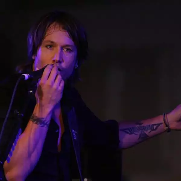 El tatuaje de brazalete del cantante country Keith Urban solía decir “Amor Vincit Omnia”, palabras en latín que significan “El amor lo conquista todo”, y el cual fue hecho en pareja con su ex novia, la modelo Niki Taylor. Cuando el neozelandés se enamoró