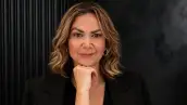 Rostro de Alejandra León Gastélum vestida de negro y con mano derecha en el mentón.jpg