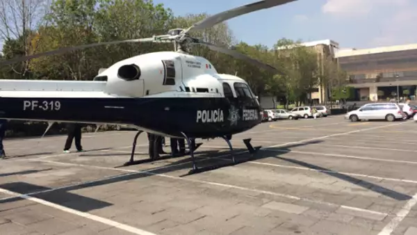El comisionado de la Policía Federal, Enrique Galindo, quien coordina el operativo de seguridad en San Lázaro, llegó al lugar en helicóptero de ese cuerpo policiaco alrededor de las 12:30 horas.