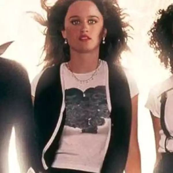 Robin Tunney llega a una escuela católica, donde conoce a tres amigas que practican brujería sobre sus compañeros a la menor provocación.