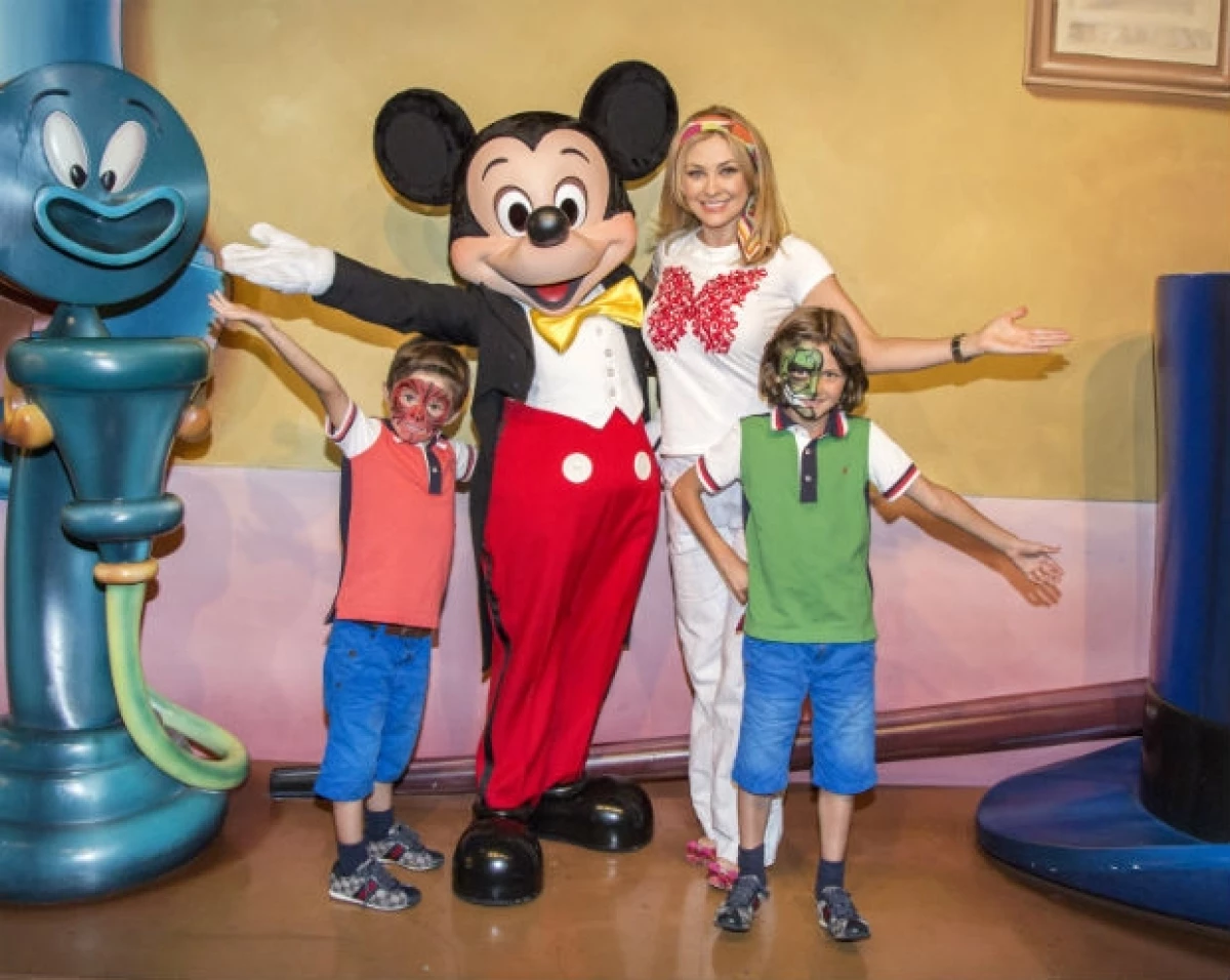 Aracely y sus hijos Miguel y Daniel se tomaron la foto del recuerdo en Disney.