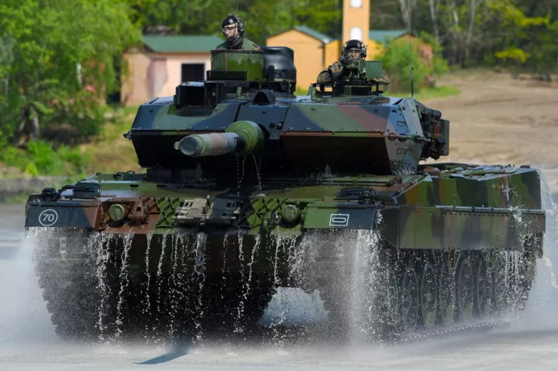 Esta foto de archivo tomada el 20 de mayo de 2019, muestra a soldados en el Leopard 2 A7, principal tanque de batalla de las fuerzas armadas de Alemania. 