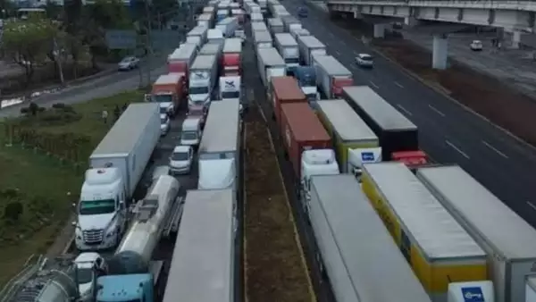 La México-Querétaro está colapsada por el tráfico vehicular tras accidente