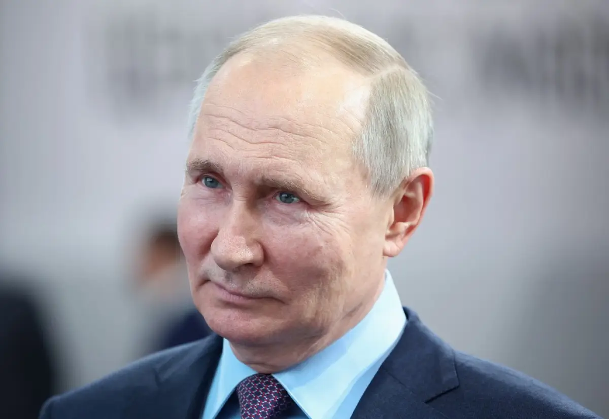 El presidente ruso Vladimir Putin visita una exposición de fabricantes y operadores de sistemas aéreos no tripulados en el parque industrial Rudnyovo de Moscú el 27 de abril de 2023. 