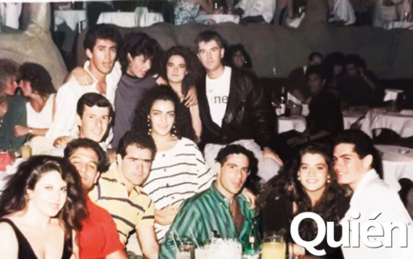 Otro de los clientes consentidos, Sergio Berger (al centro). Aquí con un grupo de amigos.