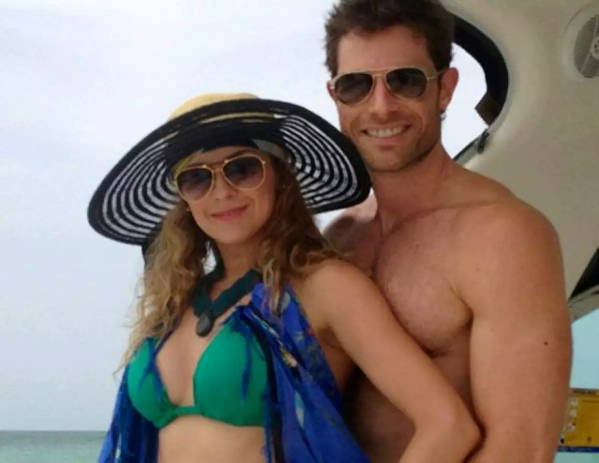 La pareja decidió tomarse unos días para disfrutar del paraíso caribeño. Prueba de ellos, estas fotografías que subió el actor a su Twitter.