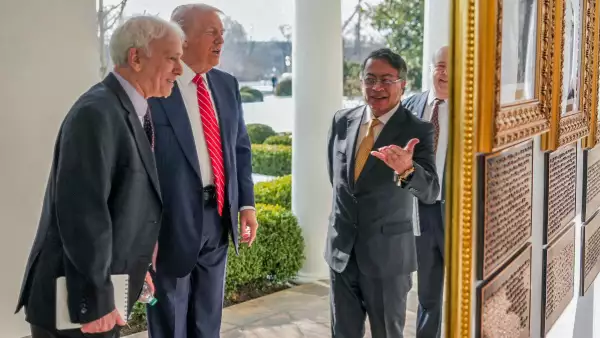 Folleto publicado por la oficina de prensa de la Presidencia colombiana que muestra al presidente colombiano Gustavo Petro (C) gesticulando junto a su homólogo, el presidente estadounidense Donald Trump (2-L), que se reúne en la Casa Blanca en Washington el 3 de febrero de 2026.